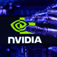 Сенаторы США требуют проверить, вводил ли CEO Nvidia регуляторов в заблуждение по поводу поставок AI‑чипов в Китай