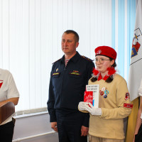 В год 10-летия офицер Росгвардии вручил юным йошкаролинцам главный документ страны