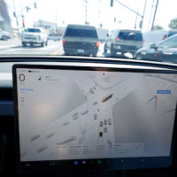 Регулятор США закрыл расследование функции автопомощи Tesla после десятков мелких аварий