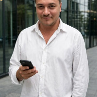 «Физический продукт — это не сувенир, а точка контакта с брендом»