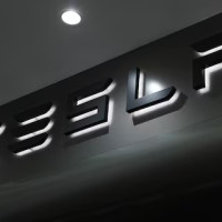 Tesla регистрирует свой голосовой ИИ-ассистент в Шанхае на фоне борьбы за рынок Китая