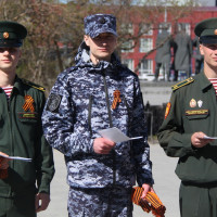 В Новосибирске военнослужащие и сотрудники Росгвардии присоединились к акции &laquo;Георгиевская ленточка&raquo;