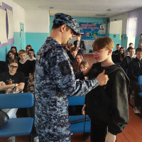 В Новосибирской области сотрудники вневедомственной охраны Росгвардии рассказали старшеклассникам о своей профессии