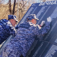 В Новосибирске ко Дню Победы сотрудники Росгвардии отреставрировали мемориальный комплекс