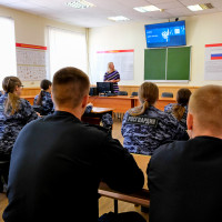 Росгвардейцы в Марий Эл встретились с лектором общества &laquo;Знание&raquo; накануне Дня России