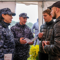 Сотрудники Росгвардии провели профориентационные беседы с гостями фестиваля «Йошка Еш» в Марий Эл