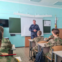 В Йошкар-Оле росгвардеец провел тематическую встречу с подшефными школьниками